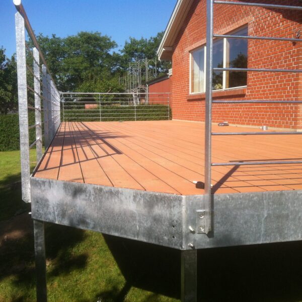 K2komposit terrasse i farven Teak. Vare nr 2410