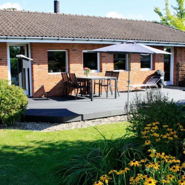 Grå sort komposit terrasse fra K2komposit. Vare nr 2010