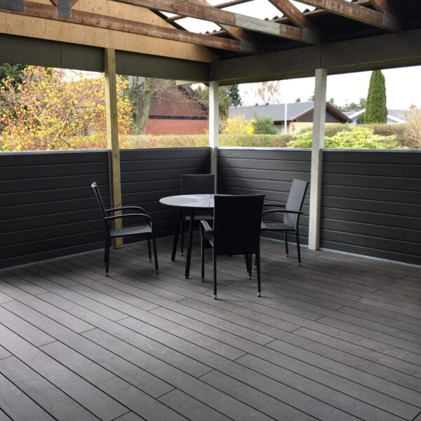 Hegn og terrasse fra K2komposit i gråsort. Vare nr 2010